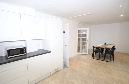 Heston Central Apartment | The Great Western House