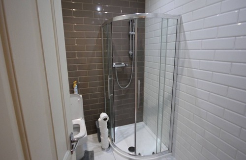 Heston Central Apartment | The Great Western House