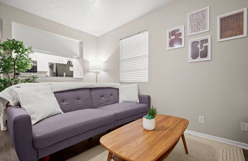 Brentwood Apartment | The Green Glow | Studio Near Downtown ATX