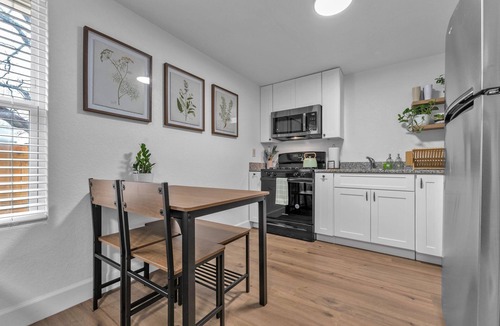 Highland Park Apartment | The Green Haus - 5 Min Downtown · Yard · Parking