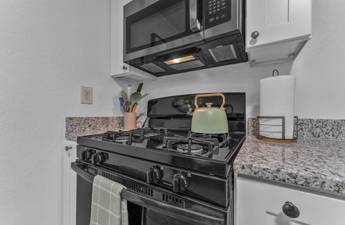 Highland Park Apartment | The Green Haus - 5 Min Downtown · Yard · Parking