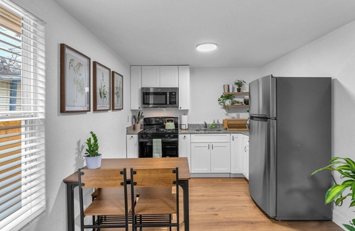 Highland Park Apartment | The Green Haus - 5 Min Downtown · Yard · Parking