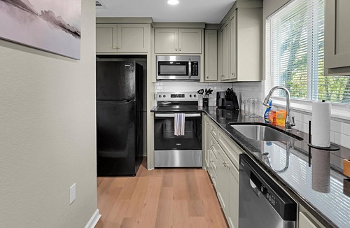 Waco House | The Green House-Adorable 2 bedroom house within the Baylor Bubble-Midterm only