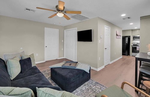 Waco House | The Green House-Adorable 2 bedroom house within the Baylor Bubble-Midterm only