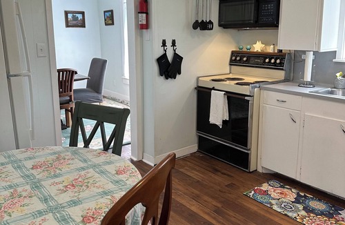 La Grange Cottage | The Green House in La Grange - New Listing!