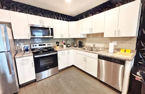 Downtown Des Moines Apartment | The Green & Onyx Escape