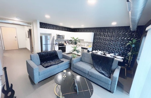 Downtown Des Moines Apartment | The Green & Onyx Escape