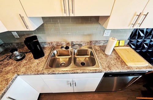 Downtown Des Moines Apartment | The Green & Onyx Escape
