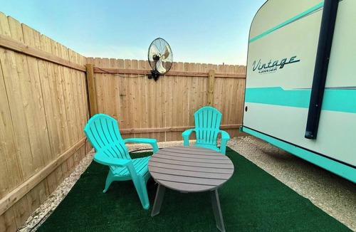 Austin House | The Green Room Getaway @ Drinks Backyard - near COTA