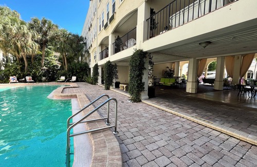 Palm Beach - West Palm Beach Condo | The Green Room - Modern Poolside Studio, Parking Spot, 24x7 Reception Desk