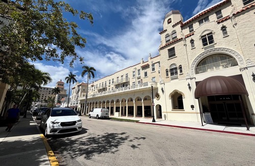 Palm Beach - West Palm Beach Condo | The Green Room - Modern Poolside Studio, Parking Spot, 24x7 Reception Desk