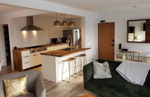 London House | "The Green Space" 2BR Pvt Balcony & Chefs Kitchen
