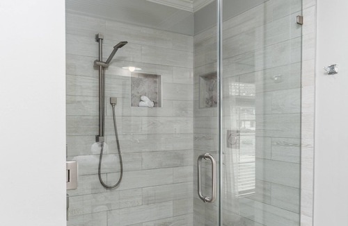 Greenville House | The Greenery- Spacious 4-bedroom with room for 10
