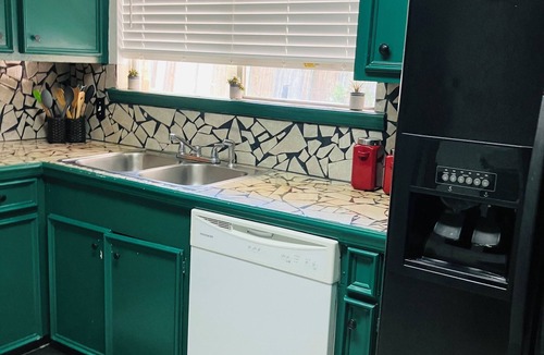 South Side House | The Greenhouse Effect- central+ 4BR/2BA+ king suite+ coffee+ BBQ grill