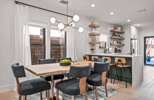 Dallas House | The Gretel-Stunning 4 Bed Downtown Gem, Spa, 14ppl