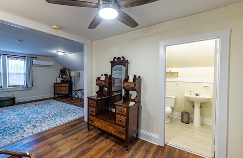 Blackstone Bed & Breakfast | The Grey Swan Inn