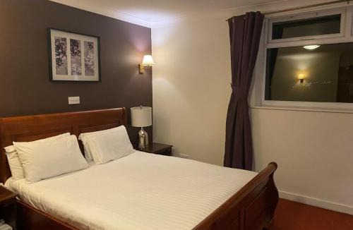 Leigh Hotel | The Greyhound Hotel