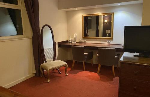 Leigh Hotel | The Greyhound Hotel