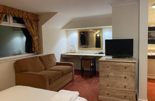 Leigh Hotel | The Greyhound Hotel