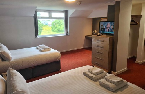 Leigh Hotel | The Greyhound Hotel