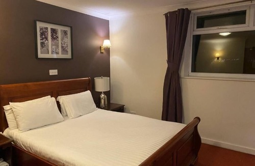 Leigh Hotel | The Greyhound Hotel