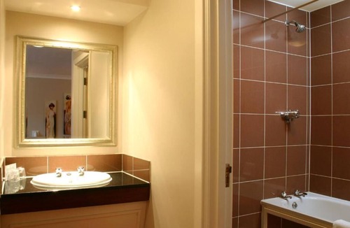 Leigh Hotel | The Greyhound Hotel