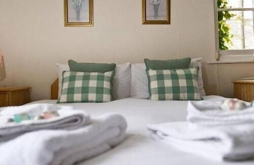 Aldbury Bed & Breakfast | The Greyhound Inn Aldbury