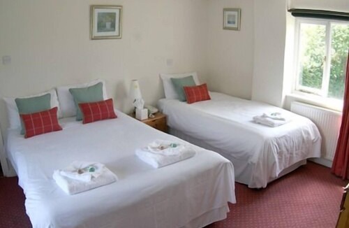 Aldbury Bed & Breakfast | The Greyhound Inn Aldbury