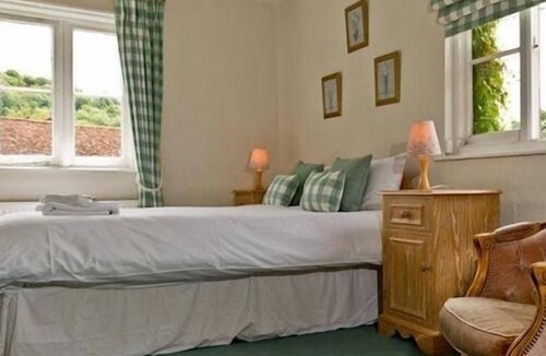Aldbury Bed & Breakfast | The Greyhound Inn Aldbury