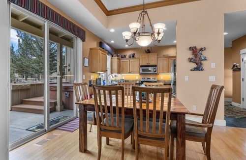 Redmond House | The Grizzly Hideout | Hot Tub + Kid & Dog Friendly