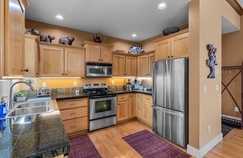 Redmond House | The Grizzly Hideout | Hot Tub + Kid & Dog Friendly