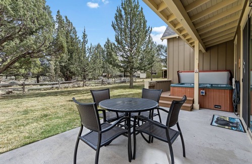 Redmond House | The Grizzly Hideout | Hot Tub + Kid & Dog Friendly