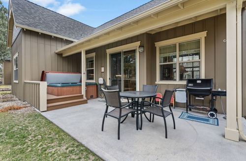 Redmond House | The Grizzly Hideout | Hot Tub + Kid & Dog Friendly