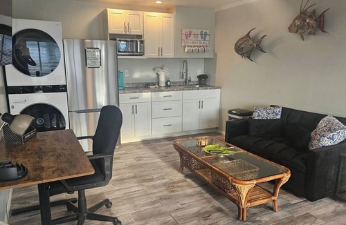 Sunny Shores Cottage | The "Grouper"