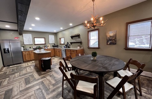 Town of Webb Cottage | The Guide’s River Cottage Riverfront Retreat + Walk to Town