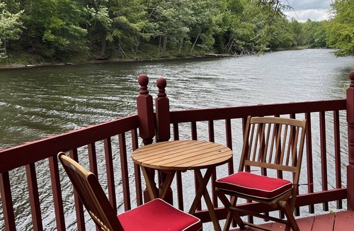 Town of Webb Cottage | The Guide’s River Cottage Riverfront Retreat + Walk to Town