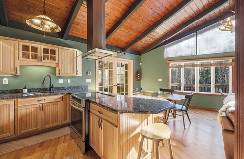 Gilford Ski Chalet | The Gunstock Chalet - Close to Gunstock, BNH Pavilion, and Lake Winnipesaukee