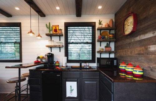 Waco House | The Hacienda Beautiful New Container Home 12 min to Magnolia