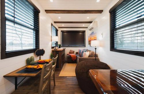 Waco House | The Hacienda Beautiful New Container Home 12 min to Magnolia