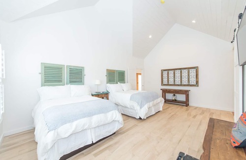 Uvalde House | The Hacienda Room (4)