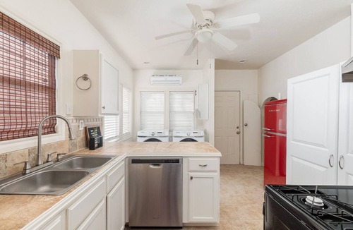 Crestwood House | The Halcyon- a Cozy 2BR Tudor in Crestwood-Sleeps 6!