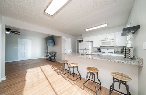 Rockwell Hotel | The Hamilton - Lakefront & Studio Suites, Hot Springs