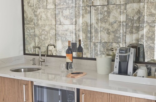 Hampton Bays Hotel | The Hampton Maid