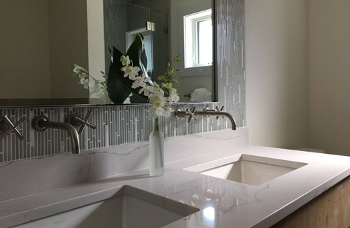 Hampton Bays Hotel | The Hampton Maid