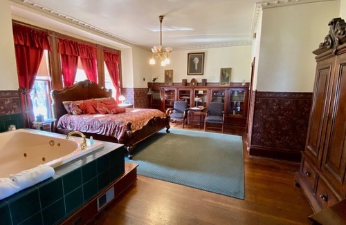 Dubuque Bed & Breakfast | The Hancock House