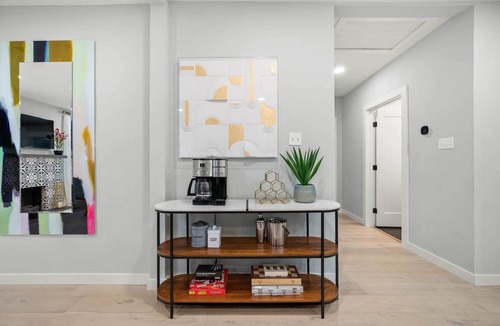 Dallas House | The Hansel-Modern 4 Bed, 3 Bath Bungalow, Hot Tub