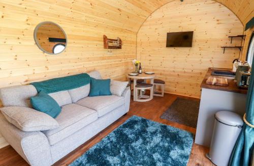 Chipping Norton House | The Happy Valley Pod