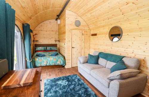 Chipping Norton House | The Happy Valley Pod