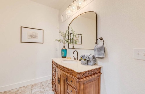 Historic Downtown Manteo Apartment | The Harbor Haven Room
