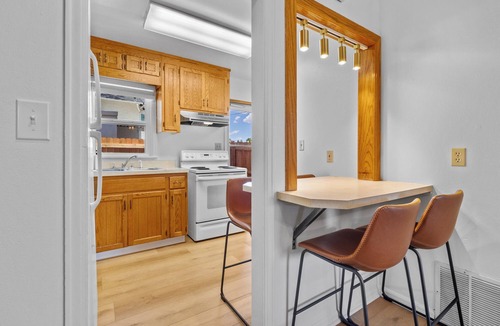 Laramie House | The Harney Cottage - Walk to UW games!